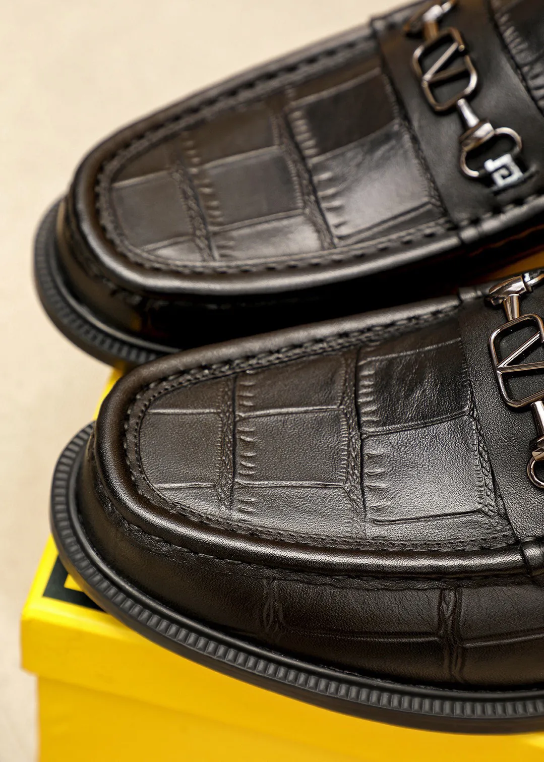 Men's shoes 💰460 💐 Product trademark: FENDI [Fendi] casual leather shoes Regular size: 38-44 (45🉑️customized) Product materials: Selected imported first-layer calfskin embossed upper + luxury hardware buckle, imported cow 🐂 lining. Strong three-dimensional visual effect, rubber outsole Color: 1⃣️color optional